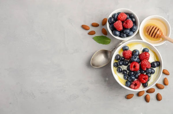 Naturell yoghurt med färska bär och honung, hälsosam frukost koncept — Stockfoto