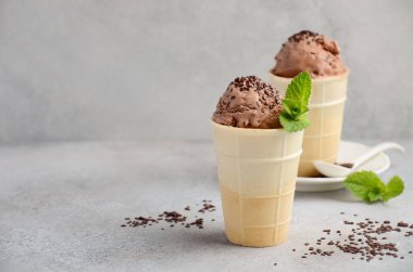 Çikolatalı dondurma ile gri beton zemin üzerine çikolata kırıntı