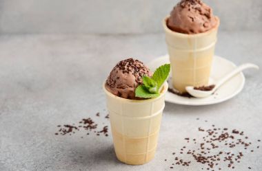 Çikolatalı dondurma ile gri beton zemin üzerine çikolata kırıntı