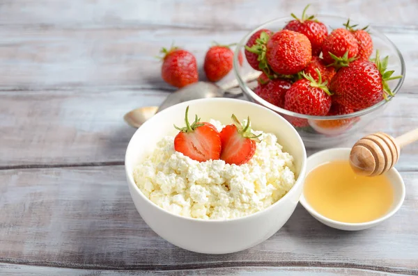 Taze çilek, sağlıklı kahvaltı konsepti ile taze peynir