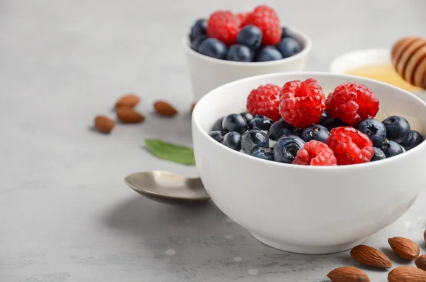 新鮮な果実と蜂蜜、健康的な朝食コンセプトのナチュラル ヨーグルト — ストック写真
