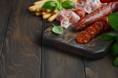 Chorizo sosis. İspanyol geleneksel chorizo sosis ve taze otlar ve domates ile jambon.