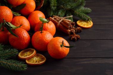 Koyu ahşap arka plan, Noel kavramı üzerinde baharatlar ile taze mandalina clementines