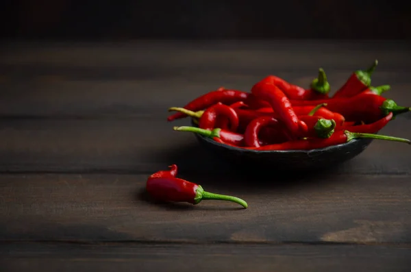 Oogsten van rode hete chili pepers — Stockfoto
