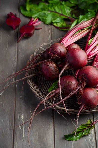 Bunch of fresh organic beets on rustic wooden table — Stock Photo, Image