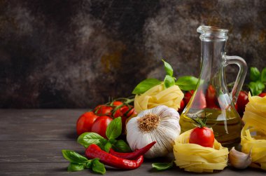 Makarna, sebzeler, otlar ve baharatlar ahşap arka plan üzerinde İtalyan gıda için