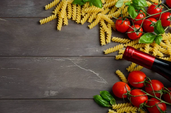İtalyan gıda - ham düdük, domates, fesleğen, peynir ve şarap ahşap tablo — Stok fotoğraf