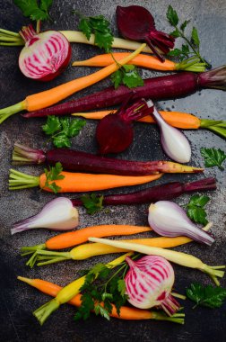 Eski paslı fırın tepsisine, yemek pişirmek için hazır taze organik sebze.