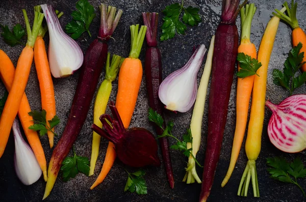Eski paslı fırın tepsisine, yemek pişirmek için hazır taze organik sebze.