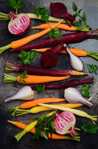 Eski paslı fırın tepsisine, yemek pişirmek için hazır taze organik sebze.