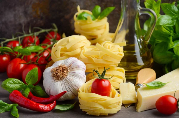 Pasta, verdure, erbe e spezie per il cibo italiano sullo sfondo di legno . — Foto Stock