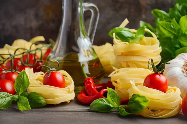 Pasta, Gemüse, Kräuter und Gewürze für italienische Speisen auf dem hölzernen Hintergrund. — Stockfoto