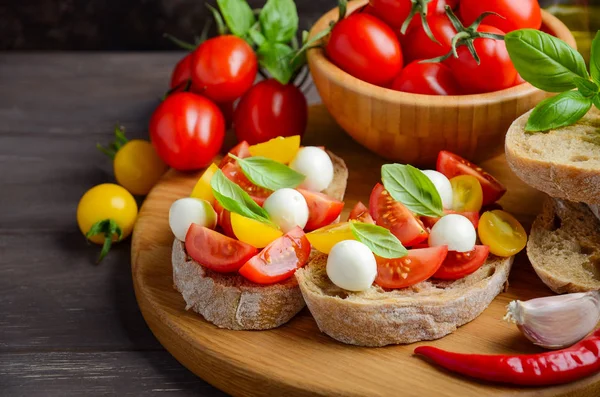 Bruschetta kiraz domates ve mozzarella ile.