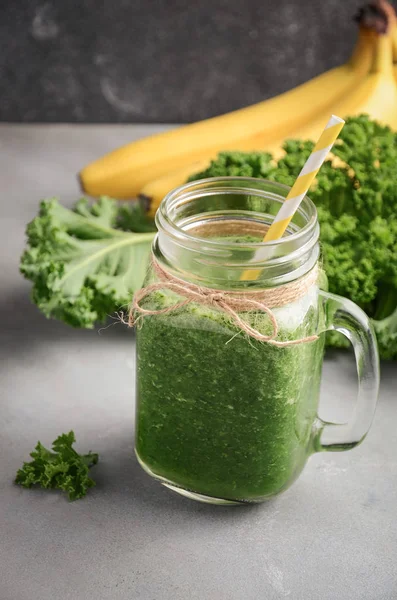 Frischer grüner Smoothie mit Grünkohl und Banane im Glas. — Stockfoto