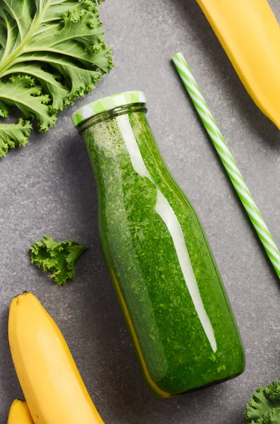 Φρέσκο πράσινο smoothie με λάχανο και μπανάνα σε ένα μπουκάλι. — Φωτογραφία Αρχείου