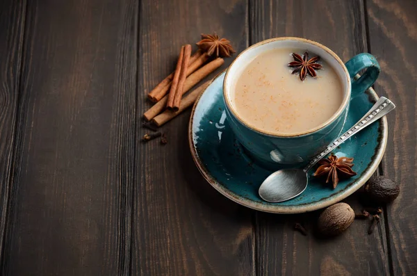 Индийский чай масала чай. Пряный чай с молоком на темном деревянном фоне . — стоковое фото