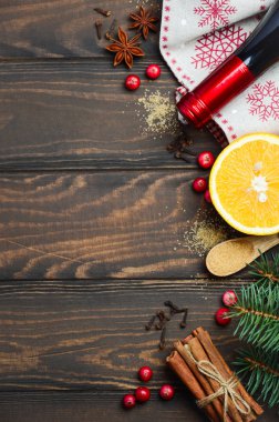 Koyu ahşap arka plan üzerinde mulled şarap malzemeler.
