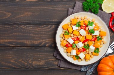 Nohut, kabak, beyaz peynir, maydanoz ve kırmızı biber ile sonbahar salatası.