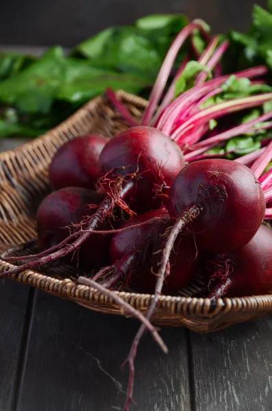Bunch of fresh organic beets on rustic wooden table. — Stock Photo, Image