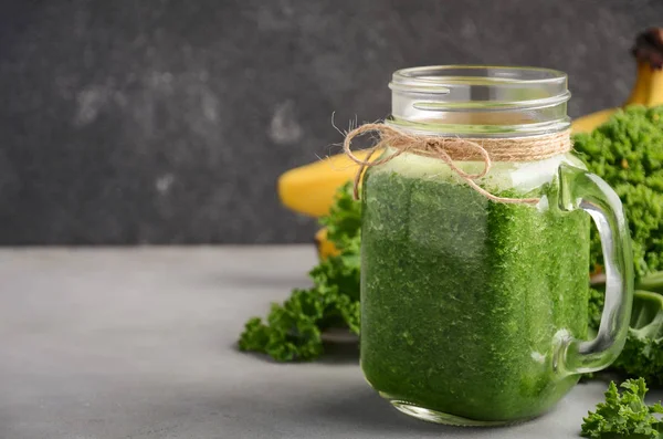 Smoothie verde fresco com couve e banana em um frasco . — Fotografia de Stock