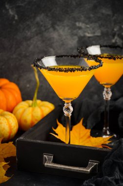 Sonbahar mevsimlik kokteyl kabak Martini ya da siyah tuz ağızlı Pumpkintini.