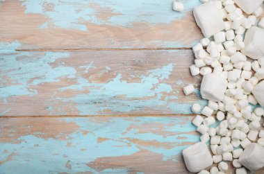 Mavi ahşap arka plan üzerinde beyaz krema