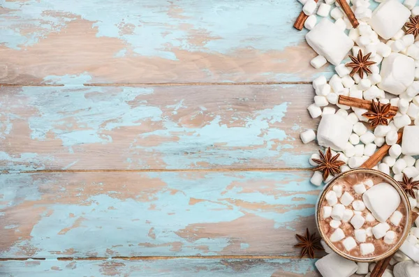 Gorąca czekolada, Marshmallows białe i przyprawy zima na niebieskim tle drewnianych — Zdjęcie stockowe