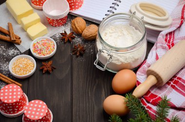 Noel malzemeler kek kalıpları, baharat, tereyağı, yumurta ve un koyu ahşap arka plan üzerinde pişirme