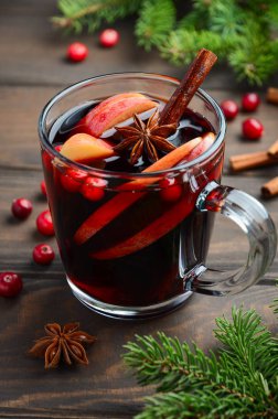 Noel Mulled şarap Apple ve Cranberries ile. Tatil kavramı çam dalları, kızılcık ve baharatlar ile dekore edilmiş.