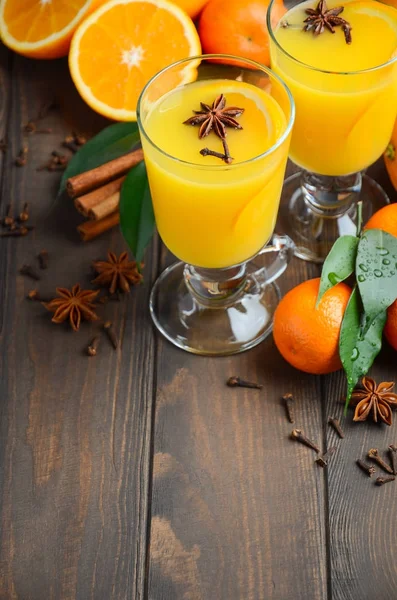 Otoño invierno cóctel caliente picante naranja ponche con canela anís y clavo —  Fotos de Stock