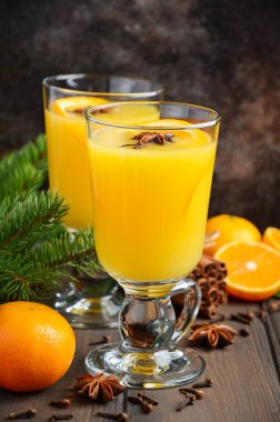 Sonbahar Kış kokteyl sıcak baharatlı portakal yumrukla anason tarçın ve karanfil