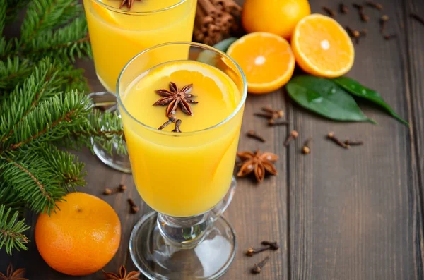 Otoño invierno cóctel caliente picante naranja ponche con canela anís y clavo —  Fotos de Stock