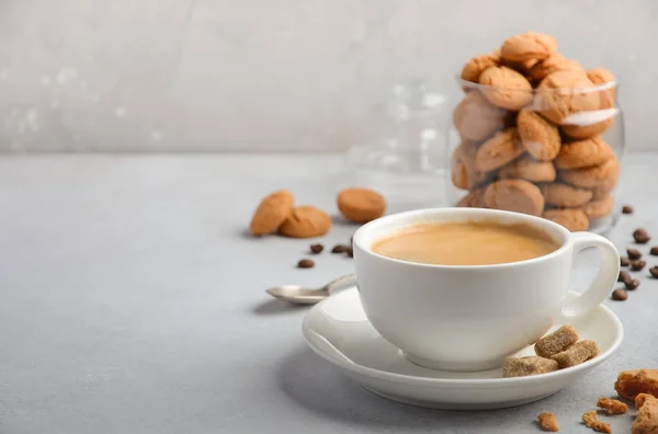 Tasse frischen Kaffee mit Amaretti-Keksen auf grauem Beton oder Stein Hintergrund — Stockfoto