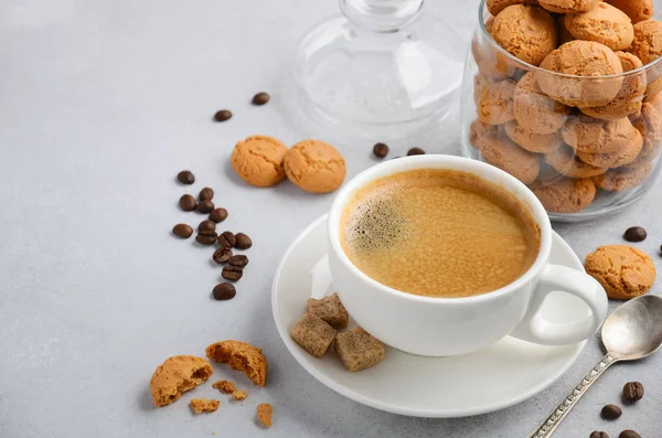 Tasse frischen Kaffee mit Amaretti-Keksen auf grauem Beton oder Stein Hintergrund — Stockfoto