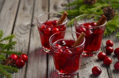 Kızılcık iç ahşap zemin üzerinde. Tatil kavramı çam dalları ve taze çilek ile dekore edilmiş.