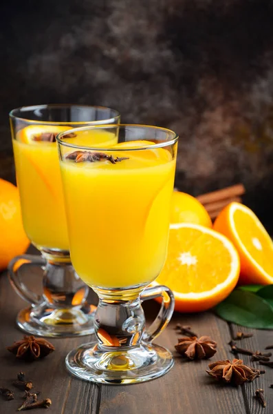 Осенний зимний коктейль Горячий оранжевый пунш с анисом с корицей — стоковое фото