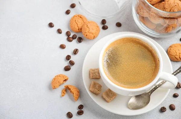 Tasse Frischen Kaffee Mit Amaretti Keksen Auf Grauem Beton Oder — Stockfoto