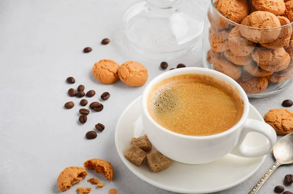 Tasse Frischen Kaffee Mit Amaretti Keksen Auf Grauem Beton Oder — Stockfoto