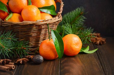 Koyu ahşap arka plan, Noel kavramı üzerinde baharatlar ile taze mandalina clementines.
