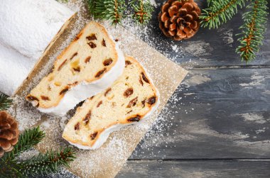 Noel Stollen. Geleneksel Alman, Avrupa Festival tatlı. Tatil kavramı çam dalları ile dekore edilmiştir. En iyi görünüm düz yatıyordu kopya alanı.