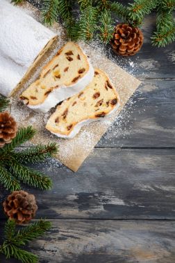 Noel Stollen. Geleneksel Alman, Avrupa Festival tatlı. Tatil kavramı çam dalları ile dekore edilmiştir. En iyi görünüm düz yatıyordu kopya alanı.