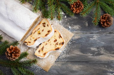 Noel Stollen. Geleneksel Alman, Avrupa Festival tatlı. Tatil kavramı çam dalları ile dekore edilmiştir. En iyi görünüm düz yatıyordu kopya alanı.