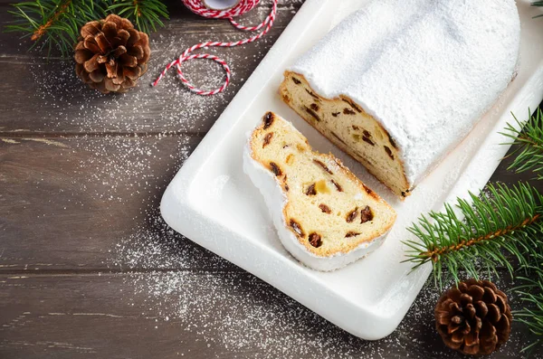 Noel Stollen. Geleneksel Alman, Avrupa Festival tatlı eski ahşap masa üzerinde. Tatil kavramı çam dalları ve koniler ile dekore edilmiş. 