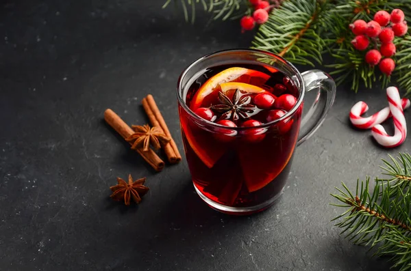 圣诞热葡萄酒与橙和蔓越莓 节日概念用冷杉树枝和香料装饰 选择性聚焦 — 图库照片