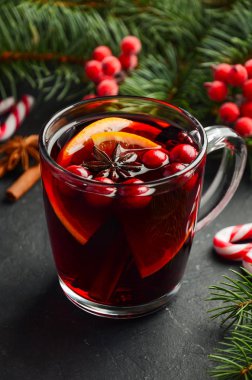 Noel Mulled şarap portakal ve Cranberries ile. Tatil kavramı süslü çam dalları ve Spices.Selective odaklı.