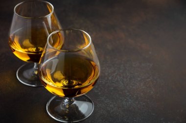 Bardak brendi veya konyak eski paslı arka planda seçici odak kopya alanı