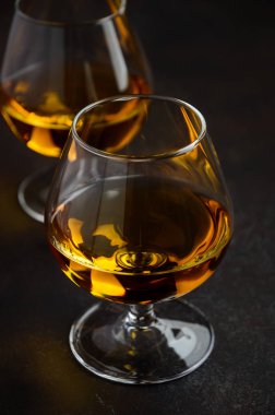 Bardak brendi veya konyak eski paslı arka planda seçici odak