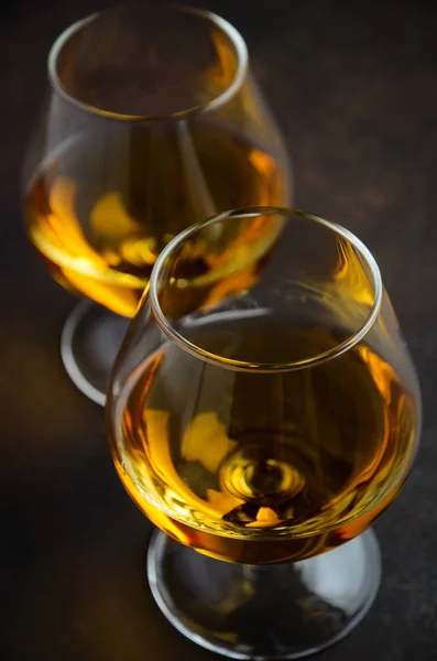 Glas Brandy Cognac Oude Roestige Achtergrond Selectieve Aandacht — Stockfoto