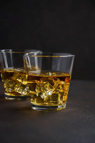 Glas Whiskey Met Ijs Oude Roestige Achtergrond Selectieve Aandacht Kopie — Stockfoto