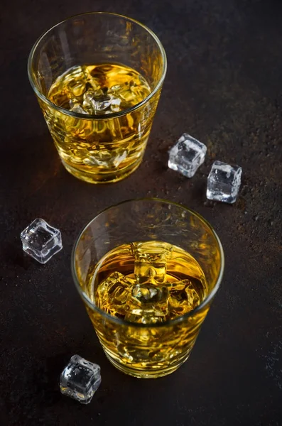 Glas Whiskey Met Ijs Oude Roestige Achtergrond Selectieve Aandacht — Stockfoto